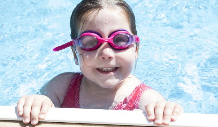 Niña en la piscina