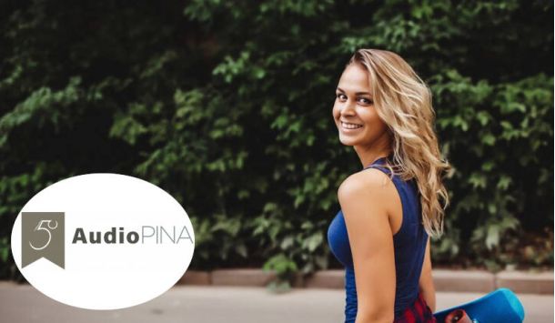 Mujer disfrutando del aire libre