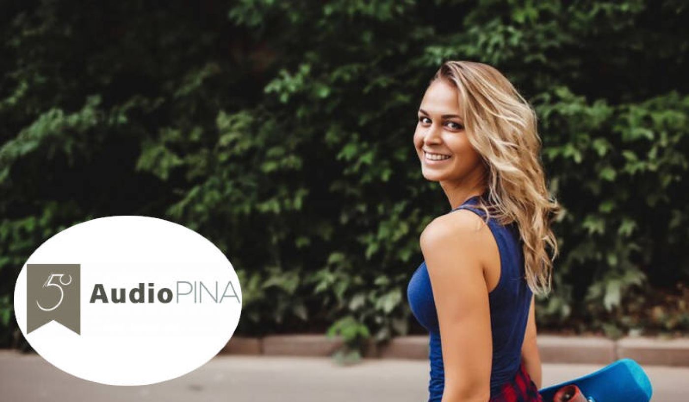Mujer disfrutando del aire libre